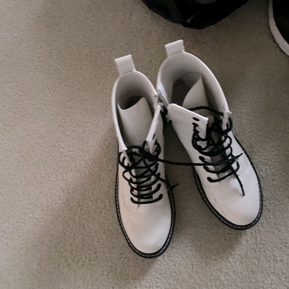 Lightly worn white (look alike) doc martens!! size 10W - Picture 3 of 5